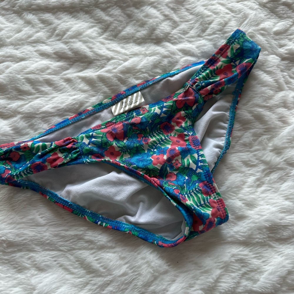 kim’s bikini bottoms xs (bundle with more bikinis on my page (triangl)